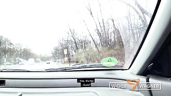 Milf alemana Stella Star cachonda folla en público y traga semen