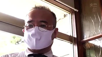 Esposa traindo fodida na frente do corno