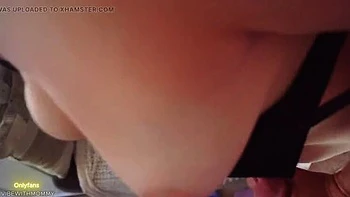 MILF divorcée désespérée suce une grosse queue pour un éjac public