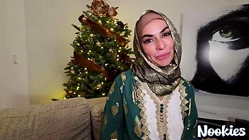 MILF en hijab Venus Valencia seins énormes, blowjob POV et levrette