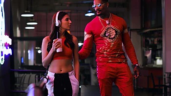 Jason Luv enfonce sa grosse bite noire dans le cul serré de Gianna Dior