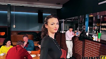 Александр Тда и Шарлотта Грей смотрят, как чешская брюнетка трахает мужа на публике