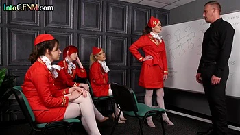 Девки в униформе CFNM сосут и кончают