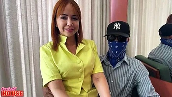 Горячая жена Але Мусы трахается миссионерской и глотает мужу