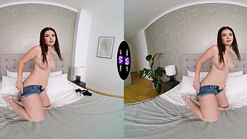 Венгерка Брилл Энджел ласкает свою выбритую киску