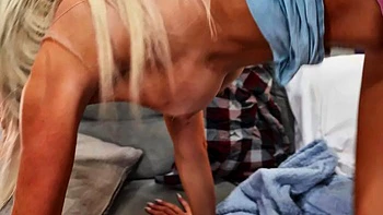 Блондинку жарко трахнули с шлепками и минетом