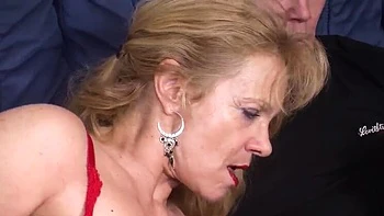 Домашний трах втроём с Беа Дюмас и её огромными сиськами