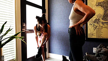 MILF amadora SavvyStar lambe a buceta da madrasta lésbica pela primeira vez