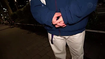 Tetas grandes, chupadas en pezones y mano con besos intensos