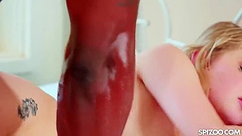 Adolescente branca pequena lambe pau preto gigante