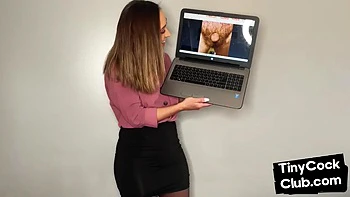 Upskirt Babe reizt kleine Schwänze mit Strap-On