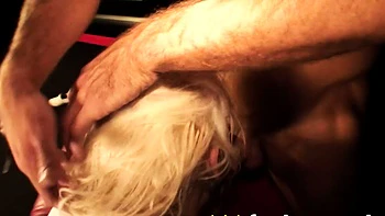 Blonde Milf in Dessous bläst Ben Dover und jungen Typen