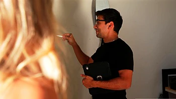 Пышногрудая блондинка Кармен дразнит мужика сиськами на улице