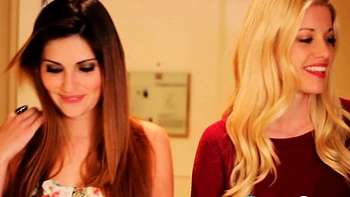 Duas gostosas se lambem e se enfiem os dedos na buceta