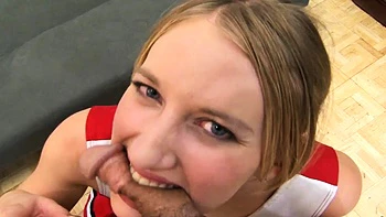 La pom-pom girl Riley suce et caresse les pieds