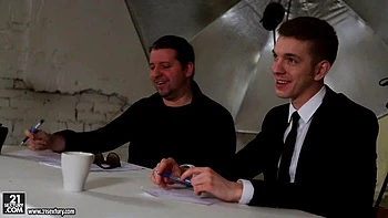 Lyen Park fickt hart anal und bläst draußen