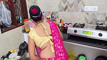 Professora indiana de peitões ensina aluna a foder