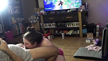 Gamer girl suce profondément pour les fêtes