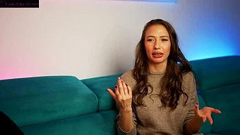 Pega traindo: Adolescente morena dando boquete secreto