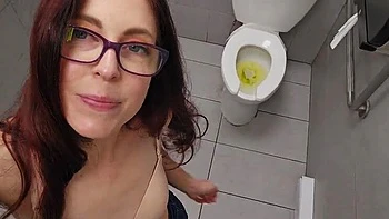Pequeña hada nerd meando en baño público al aire libre