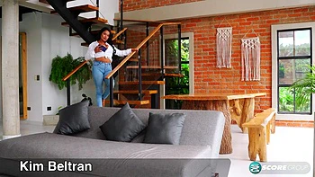 Kim Beltran: Busige Latina Milf spielt mit Toys