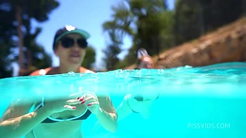 Sexe lesbien strap-on et rimming sous l'eau