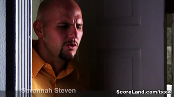 Savannah Stevens, muñeca milf, se la chupa a J Mac con tetas y culo grandes