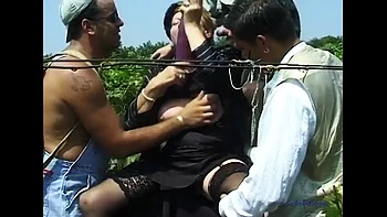 Mamie patronne baise les mecs en gangbang à la ferme en plein air