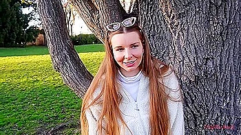 Brune adolescente Arina Shy en lingerie en dentelle