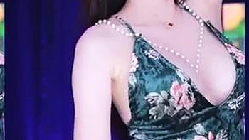 Koreanisches Babe tanzt und bläst Schwanz