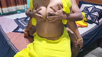 Esposa bangladeshiana Akhi Moni cavalga o marido adolescente na casa da vila