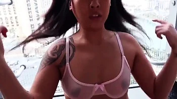 Asiatischer Blowjob, Doggy und Reiten mit großem Latina-Arsch