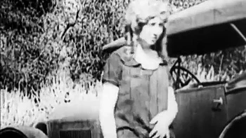 Amatrice chevauche une grosse bite à l’ancienne