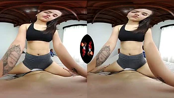 Latina fazendo boquete e transando cowgirl e missionário 3D