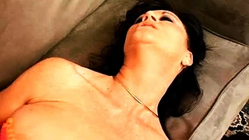 Brunette curvilínea fodida forte em sexo velho-jovem