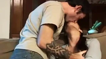 Madrasta chupando e fudendo cowgirl e cachorrinho