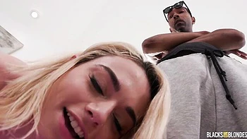 Loira curvilínea Sophia Burns fodida com pau preto