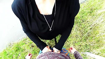 Harleen Van Hynten exhibe ses gros seins en baisant dehors à Berlin