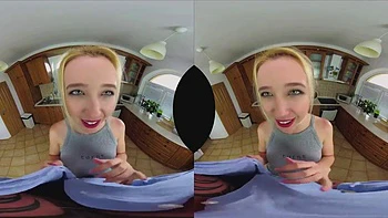 Blonde suce et chevauche dans la cuisine