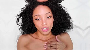 Aidra Fox séduit Kenna James pour un fuck lesbien torride