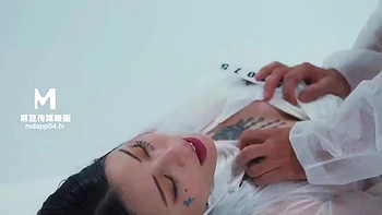 Chicas amateurs chupando y follando a cuatro y vaquera