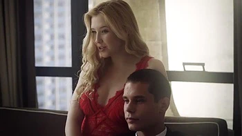 Amadora chupando e cavalgando Doggy POV