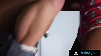 Loira abusiva fode lésbica adolescente 18+ no banheiro