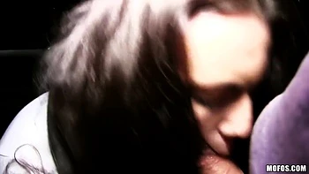 Loira europeia Vanessa Decker de peitos grandes chupando pau no carro POV