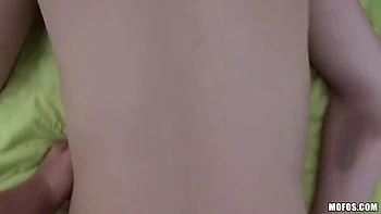 Samantha B fickt hart anal am Flussufer