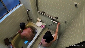 Adolescente asiatique brune aux gros seins et cul énorme