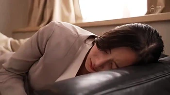 Betrogener Cuckold wird hart gefickt und gedemütigt