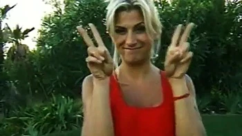 Loira gostosa com peitos grandes mostrando por trás