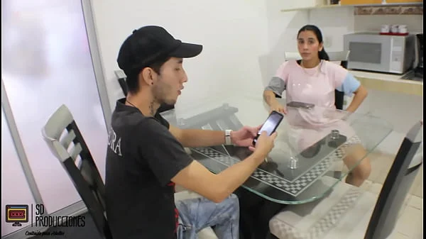 Mi amigo me dejo solo con su esposa y termine follandomela en la silla y corriéndome en su boca.
