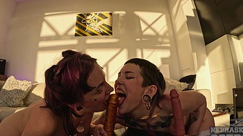 Панк-лесбиянки Элла и Сэмми с огромными сиськами трахаются